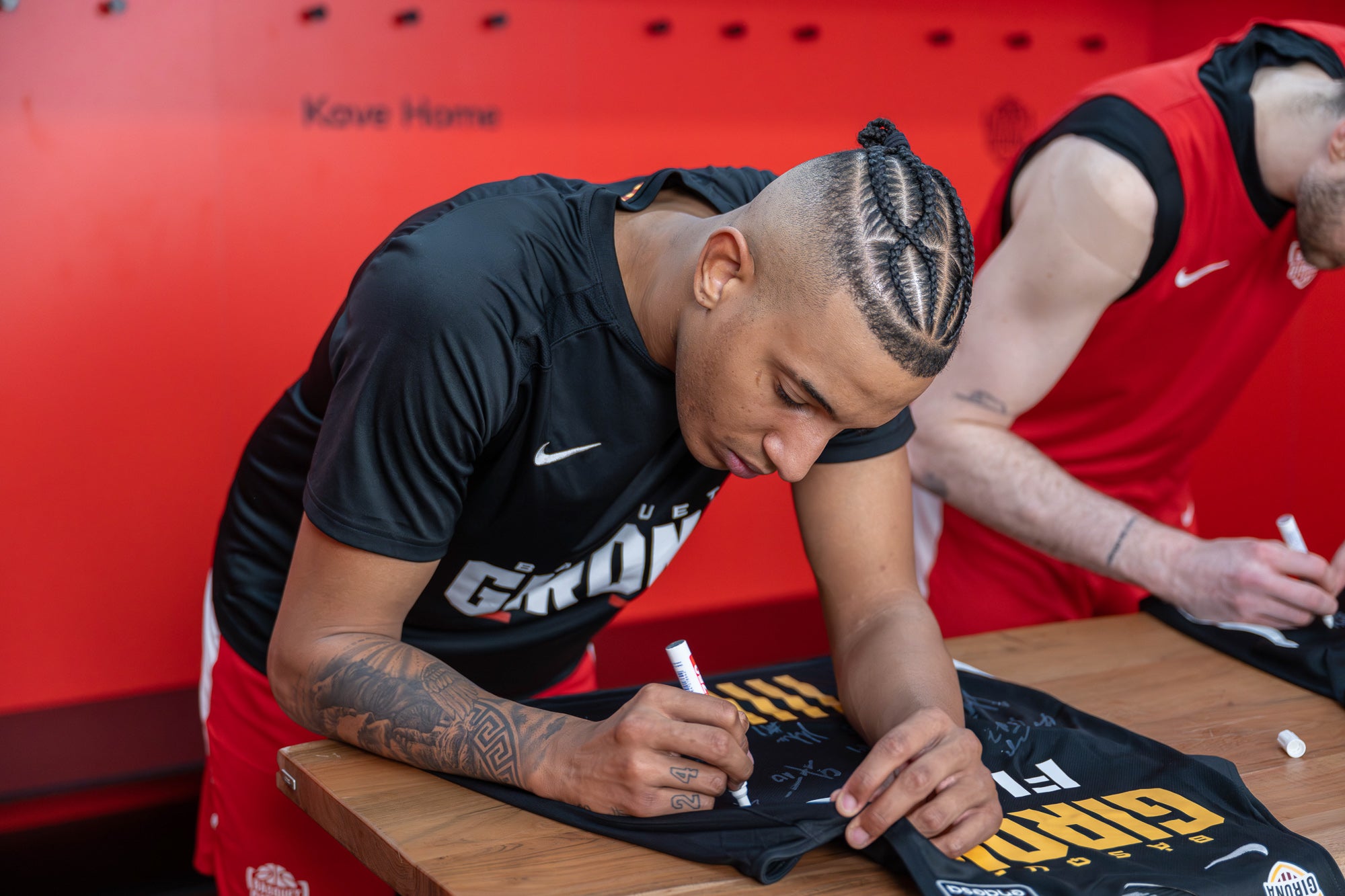 Samarreta tercera equipació firmada per la plantilla 2023-2024