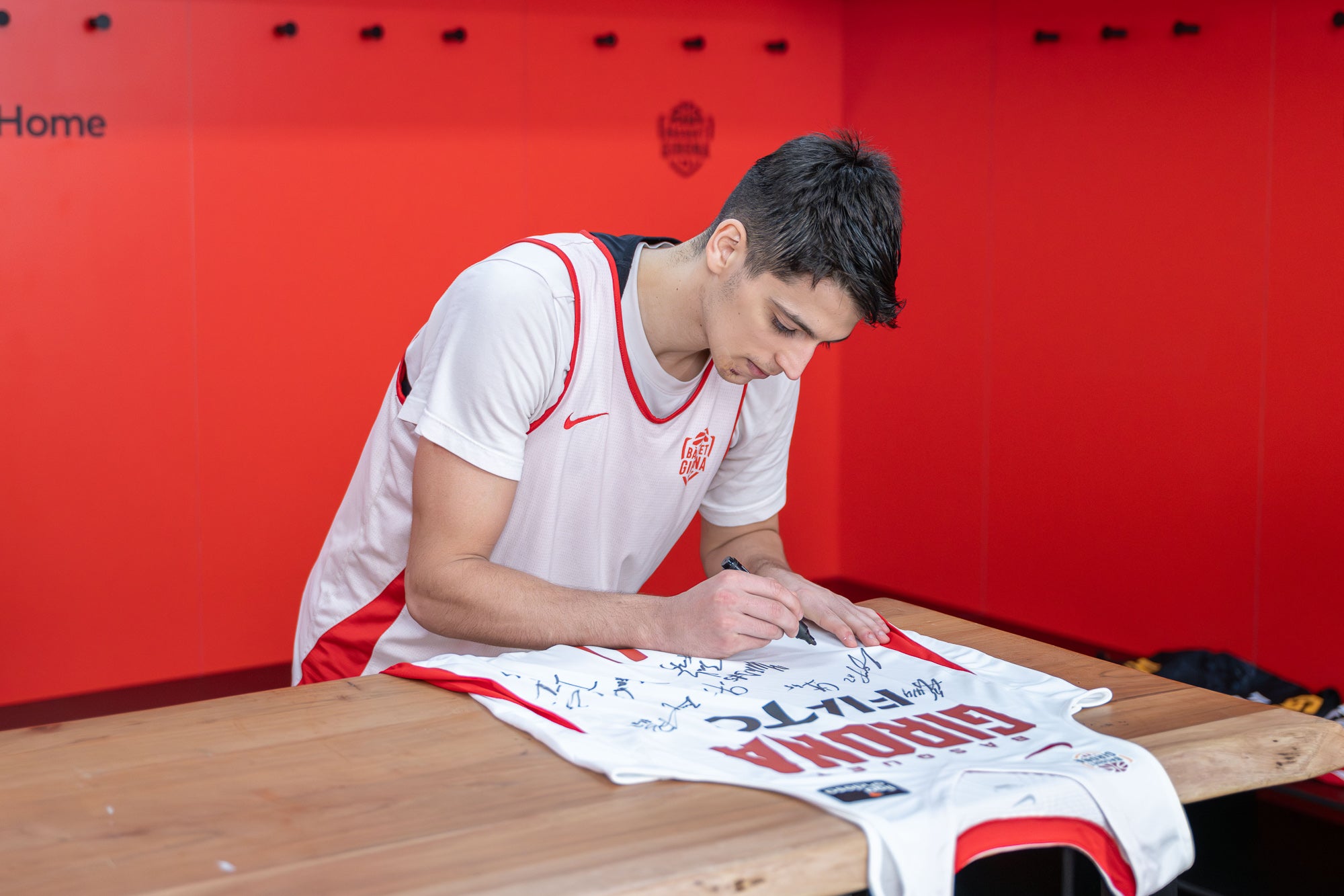 Samarreta segona equipació firmada per la plantilla 2023-2024