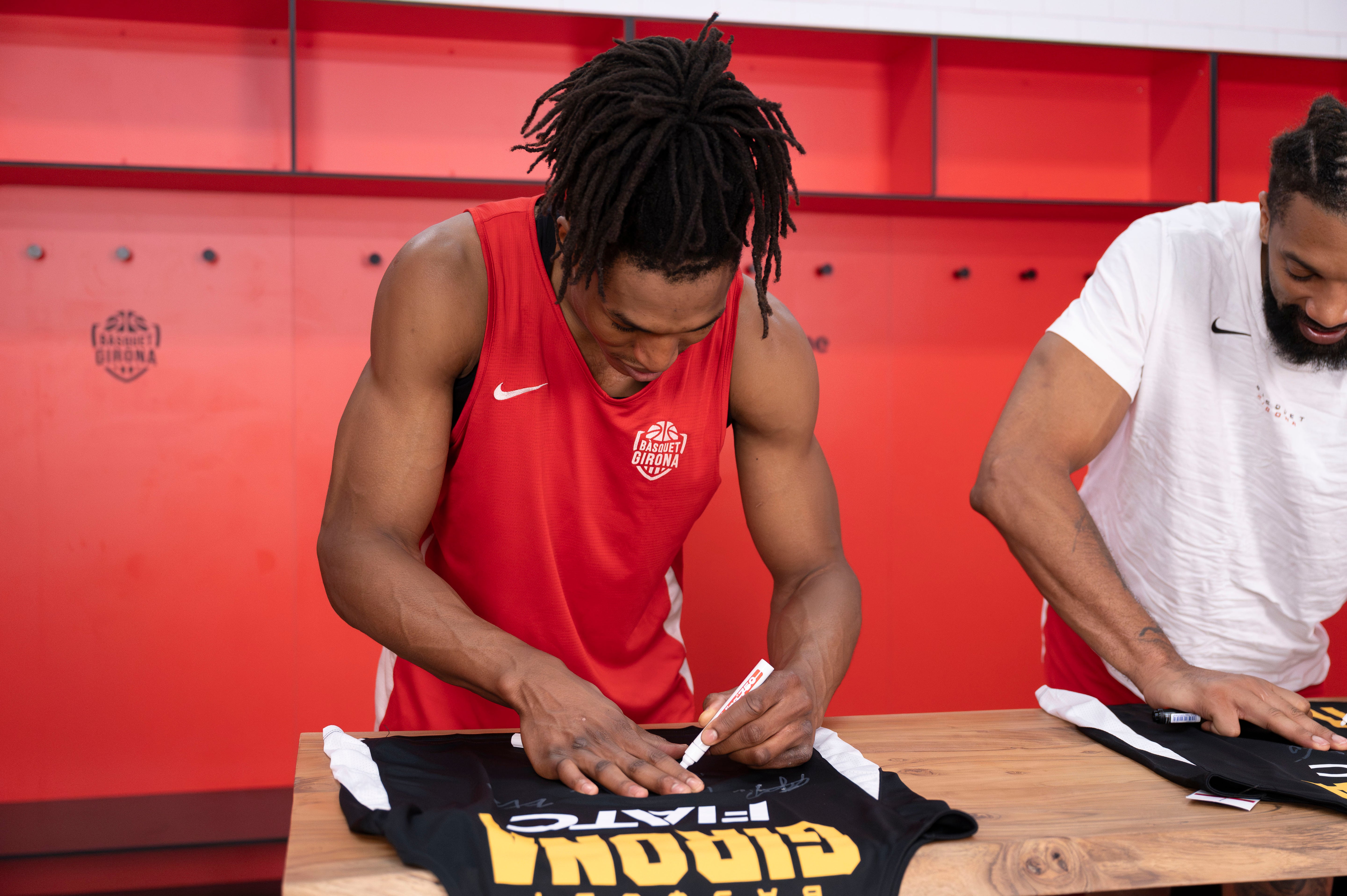 Samarreta tercera equipació firmada per la plantilla 2023-2024