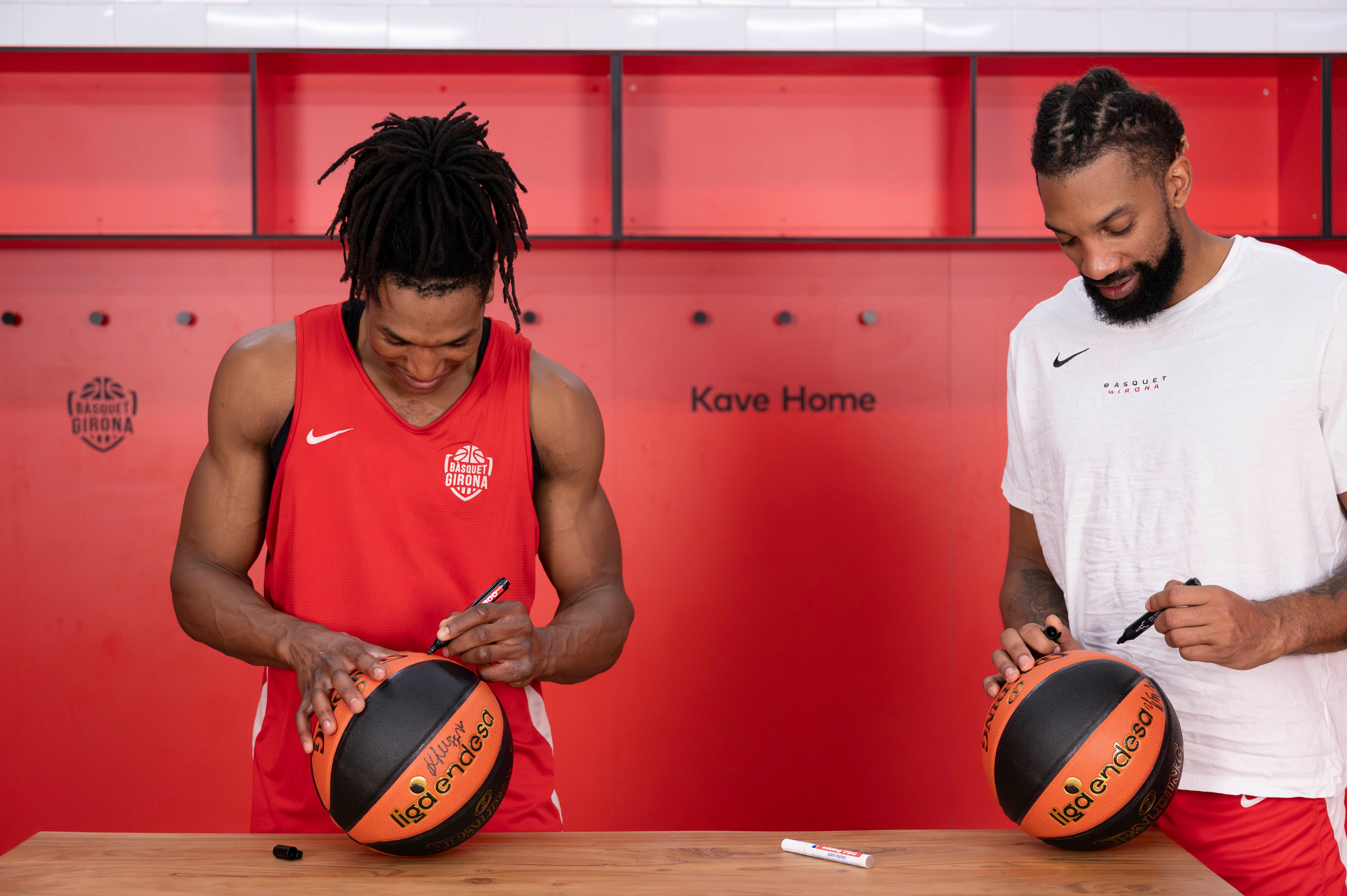 Pilota "Liga Endesa" firmada per la plantillla 2023-2024