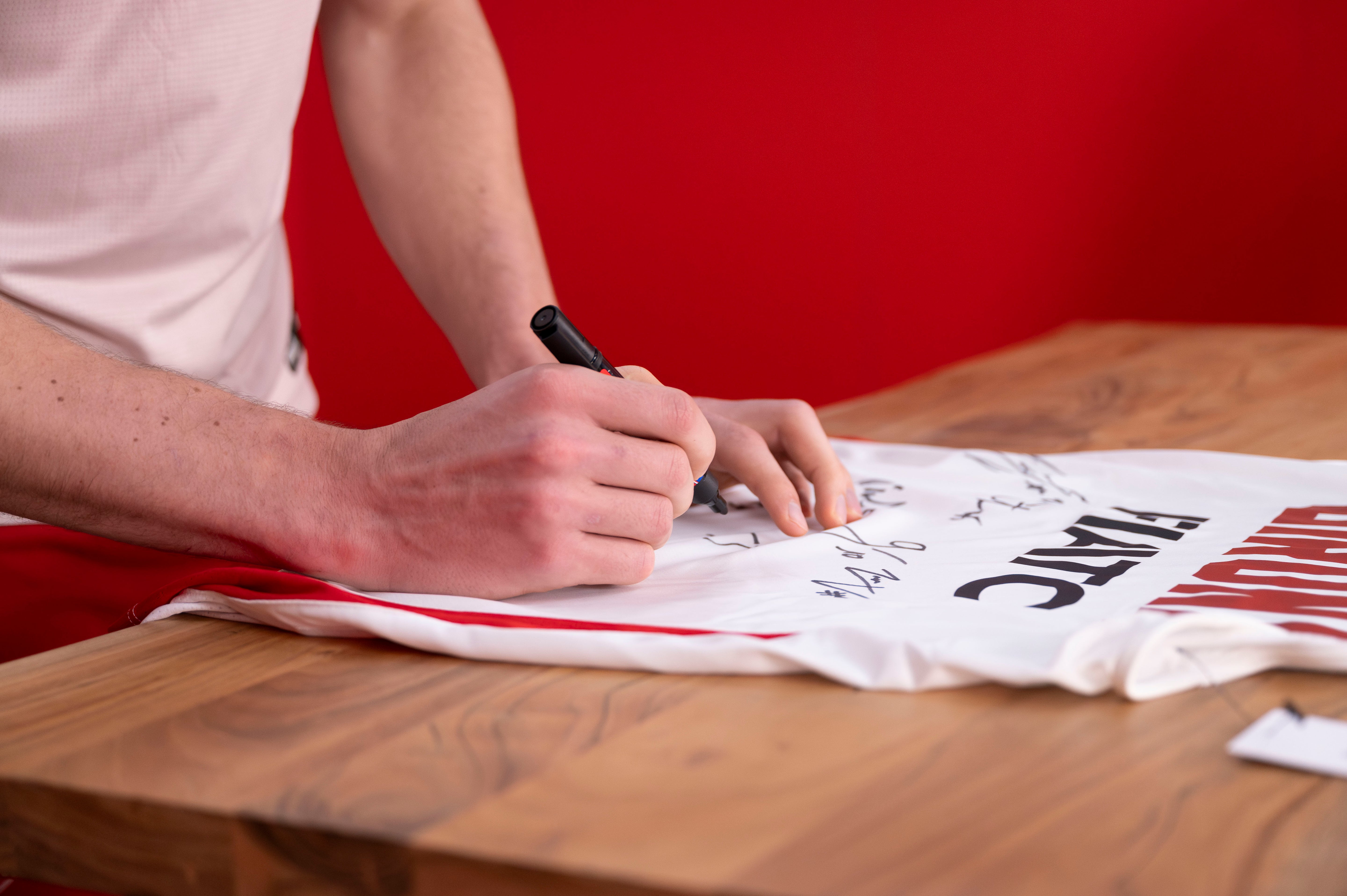 Samarreta segona equipació firmada per la plantilla 2023-2024