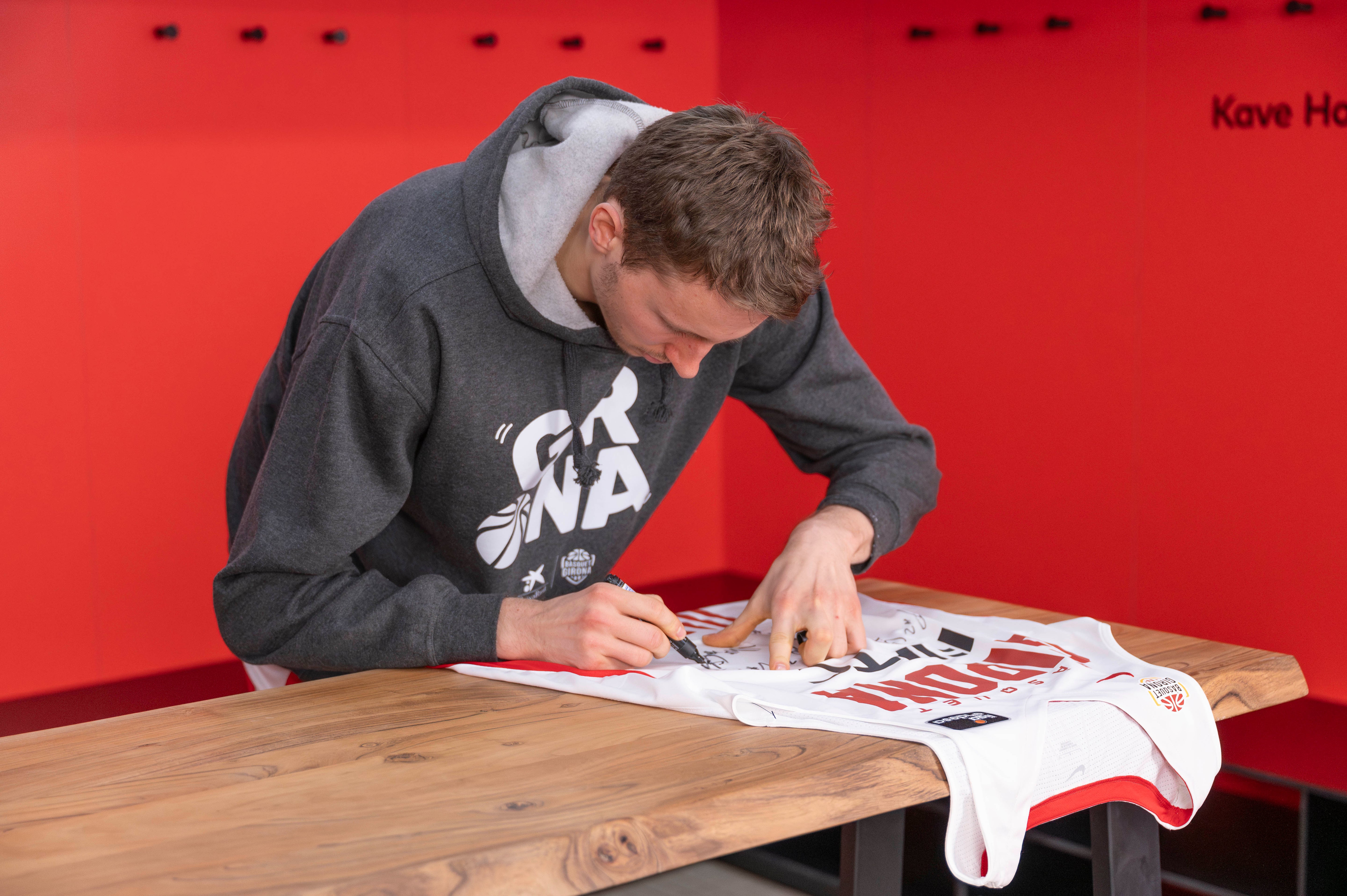 Samarreta segona equipació firmada per la plantilla 2023-2024